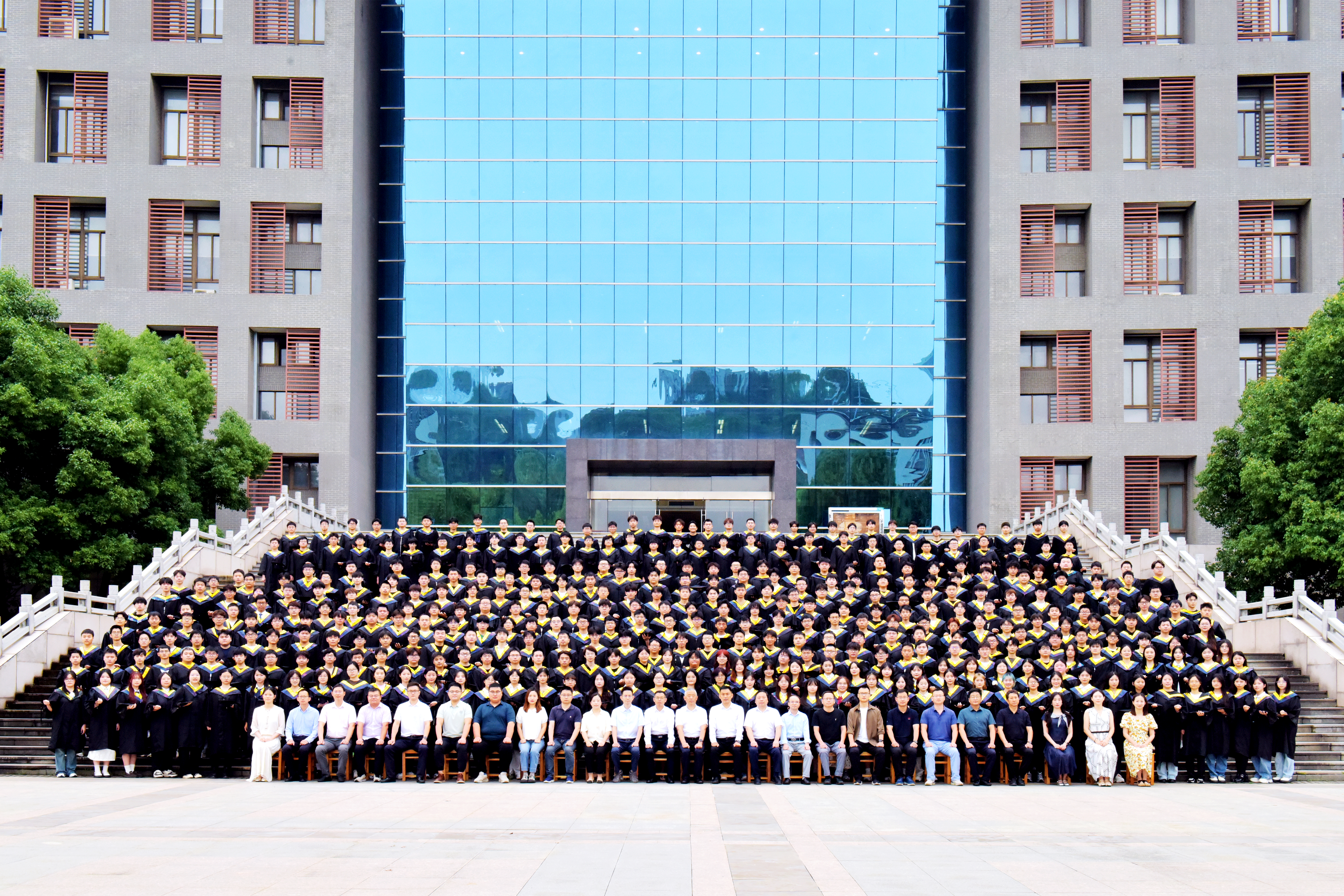 材料科学与工程学院2025届毕业生合影